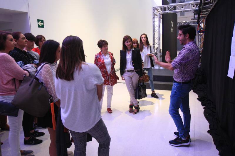 Algunos de los momentos del taller impartido por la asesora de imagen Inma Espizua durante la Pasarela Gasteiz On y la visita al 'backstage' de la mano del diseñador Domingo Orive.