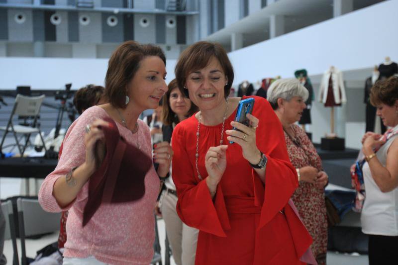 Algunos de los momentos del taller impartido por la asesora de imagen Inma Espizua durante la Pasarela Gasteiz On y la visita al 'backstage' de la mano del diseñador Domingo Orive.