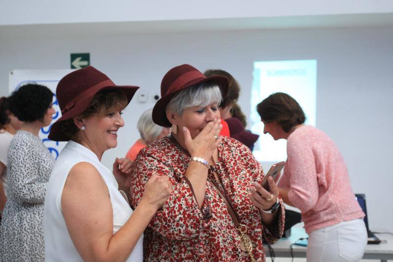 Algunos de los momentos del taller impartido por la asesora de imagen Inma Espizua durante la Pasarela Gasteiz On y la visita al 'backstage' de la mano del diseñador Domingo Orive.