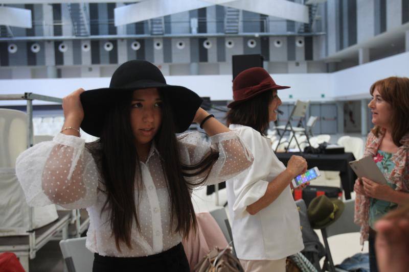 Algunos de los momentos del taller impartido por la asesora de imagen Inma Espizua durante la Pasarela Gasteiz On y la visita al 'backstage' de la mano del diseñador Domingo Orive.