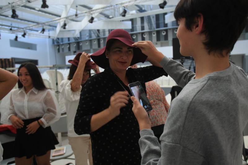 Algunos de los momentos del taller impartido por la asesora de imagen Inma Espizua durante la Pasarela Gasteiz On y la visita al 'backstage' de la mano del diseñador Domingo Orive.