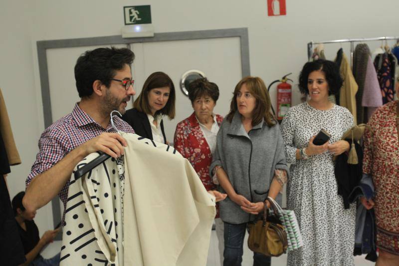 Algunos de los momentos del taller impartido por la asesora de imagen Inma Espizua durante la Pasarela Gasteiz On y la visita al 'backstage' de la mano del diseñador Domingo Orive.