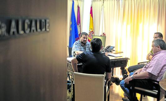 El alcalde, que estos días anda en silla de ruedas por una caída en la que se rompió un dedo del pie, en su despacho del Ayuntamiento.