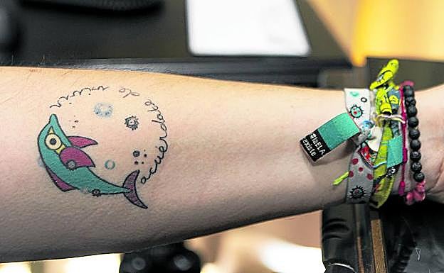 El tatuaje que se hizo ('acuérdate de vivir') y varias pulseras de Adelante, la asociación de enfermos de ELA, que fundó.
