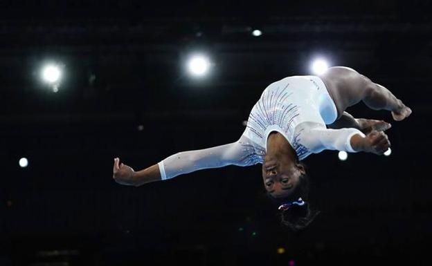 Simone Biles realiza una de las acrobacias de su ejercicio.