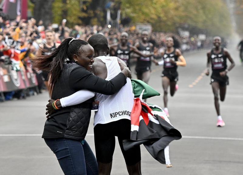 Fotos: Kipchoge derriba la barrera de las dos horas