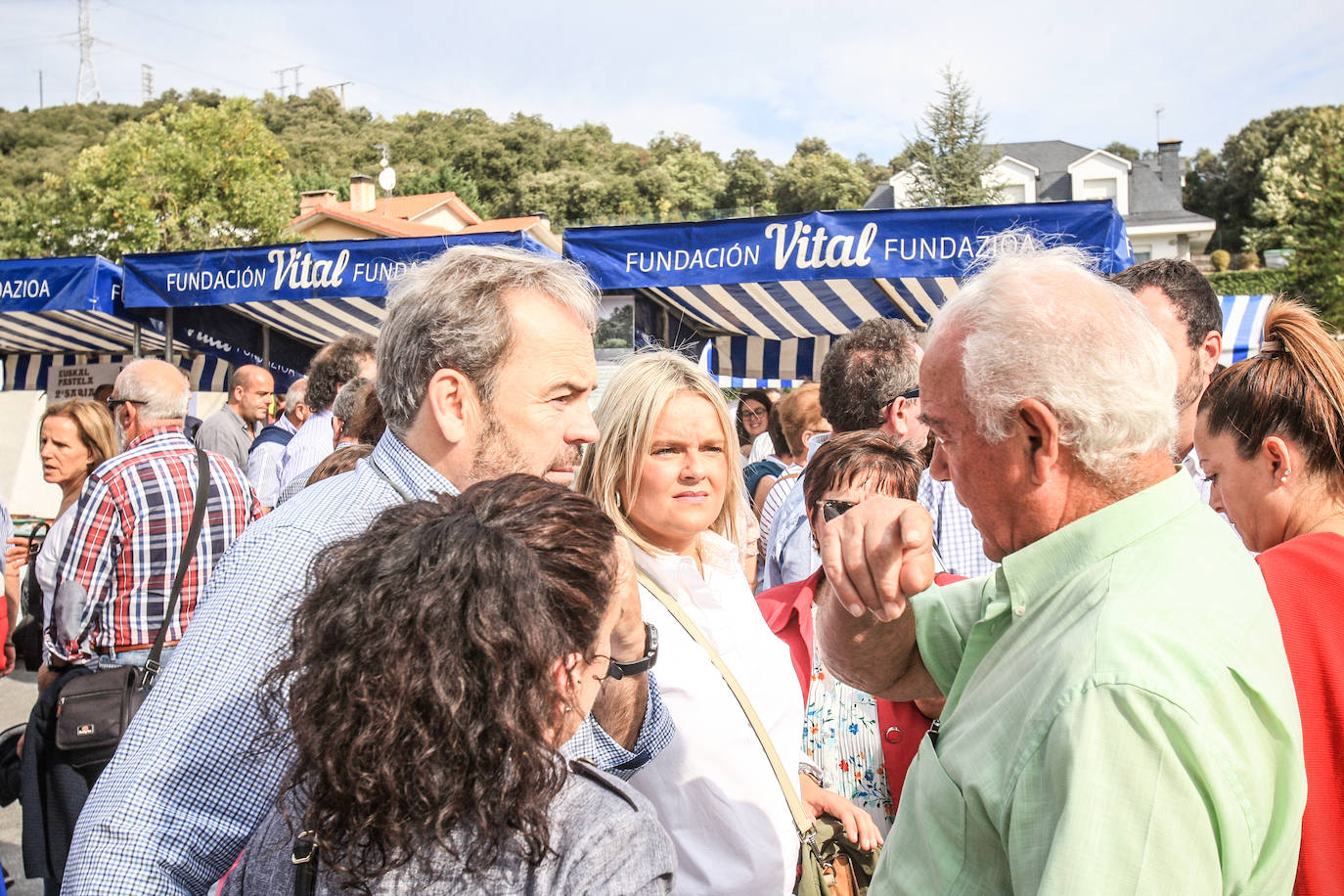 La 25 edición de la feria de la alubia atrajo a miles de personas, que arrasaron con los sacos de kilo que se vendían a siete euros