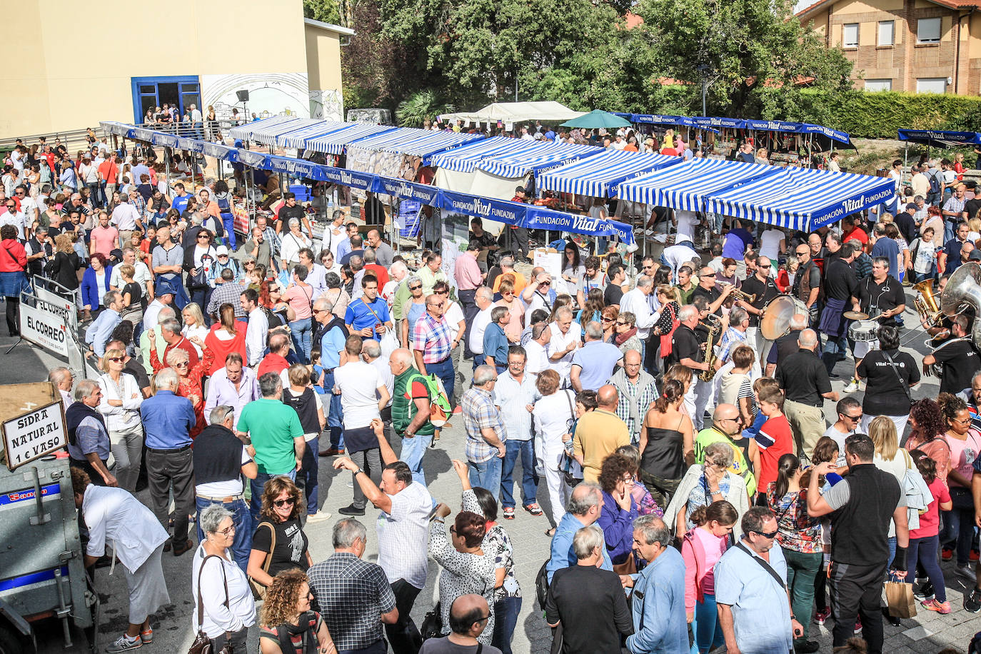 La 25 edición de la feria de la alubia atrajo a miles de personas, que arrasaron con los sacos de kilo que se vendían a siete euros