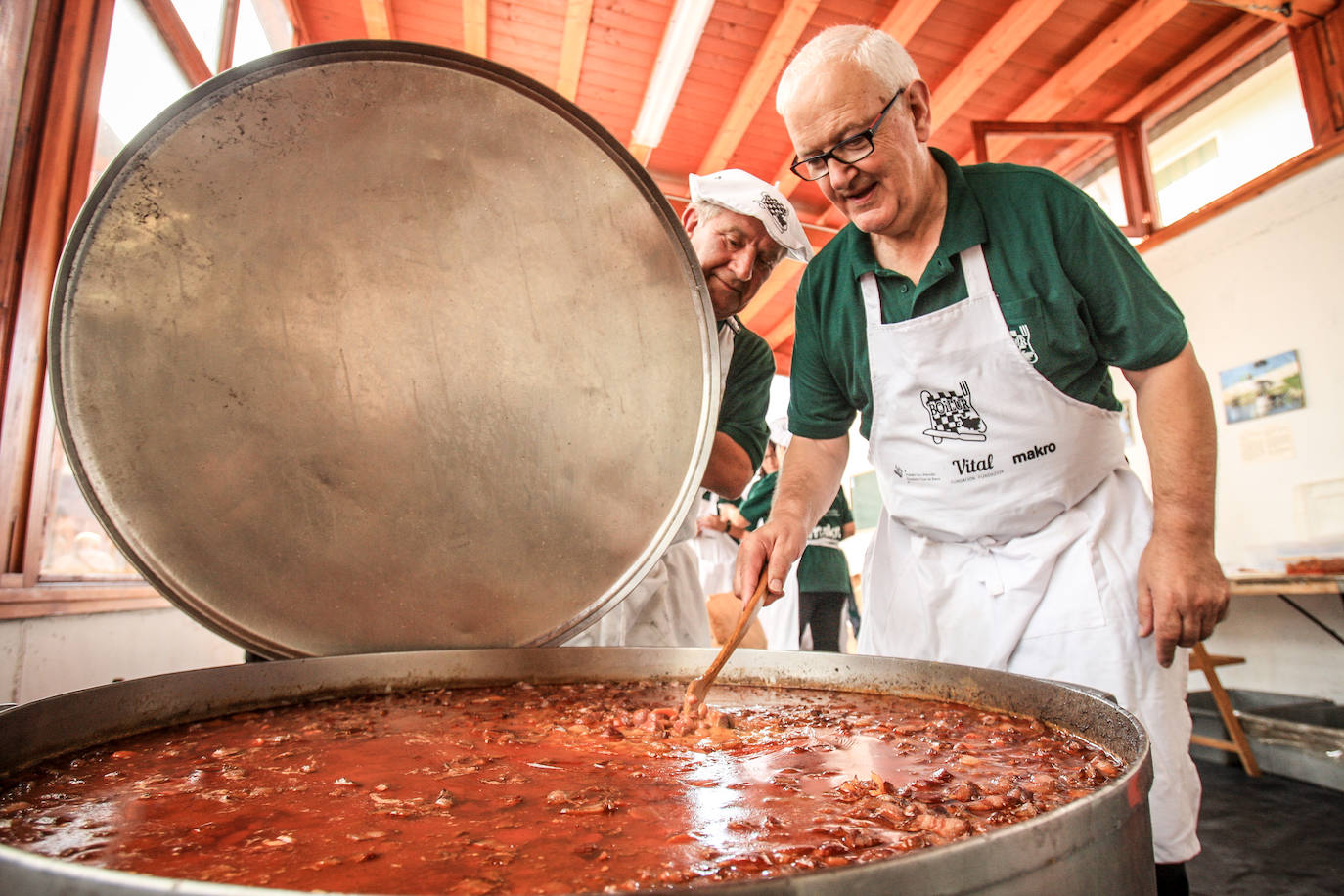 La 25 edición de la feria de la alubia atrajo a miles de personas, que arrasaron con los sacos de kilo que se vendían a siete euros