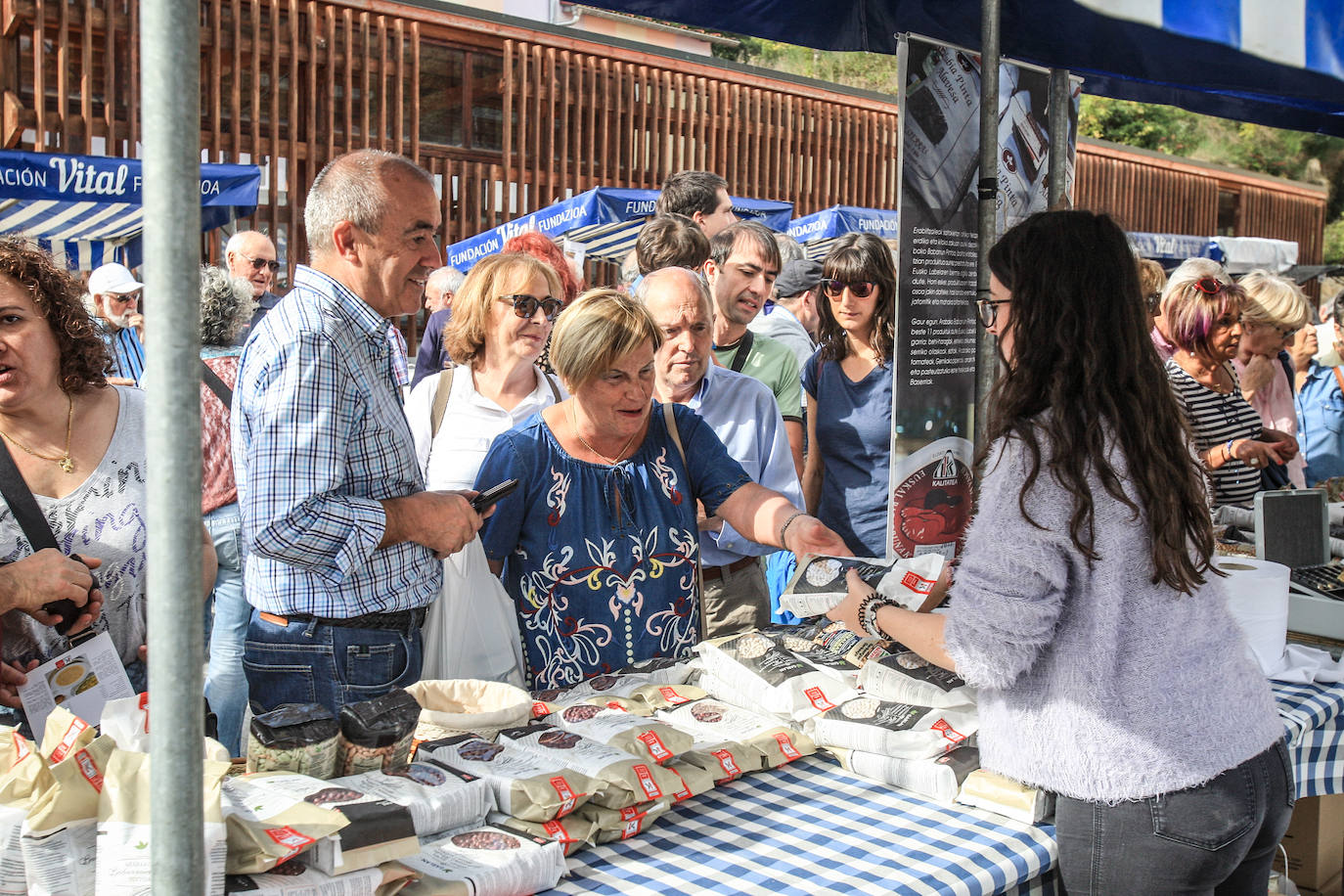 La 25 edición de la feria de la alubia atrajo a miles de personas, que arrasaron con los sacos de kilo que se vendían a siete euros