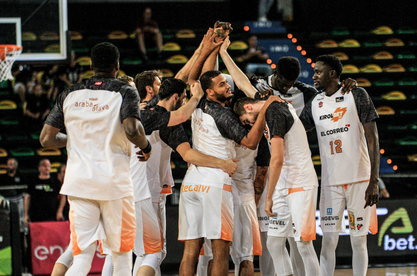Las fotografías dle partido correspondiente a la cuarta jornada de la Liga Endesa ACB entre los vizcaínos y alaveses
