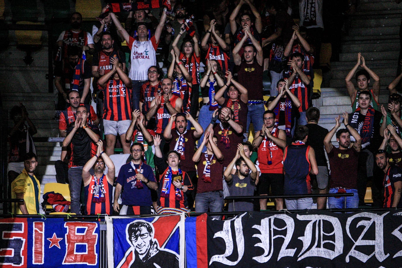 Las fotografías dle partido correspondiente a la cuarta jornada de la Liga Endesa ACB entre los vizcaínos y alaveses