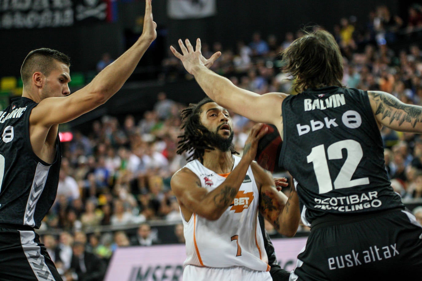 Las fotografías dle partido correspondiente a la cuarta jornada de la Liga Endesa ACB entre los vizcaínos y alaveses