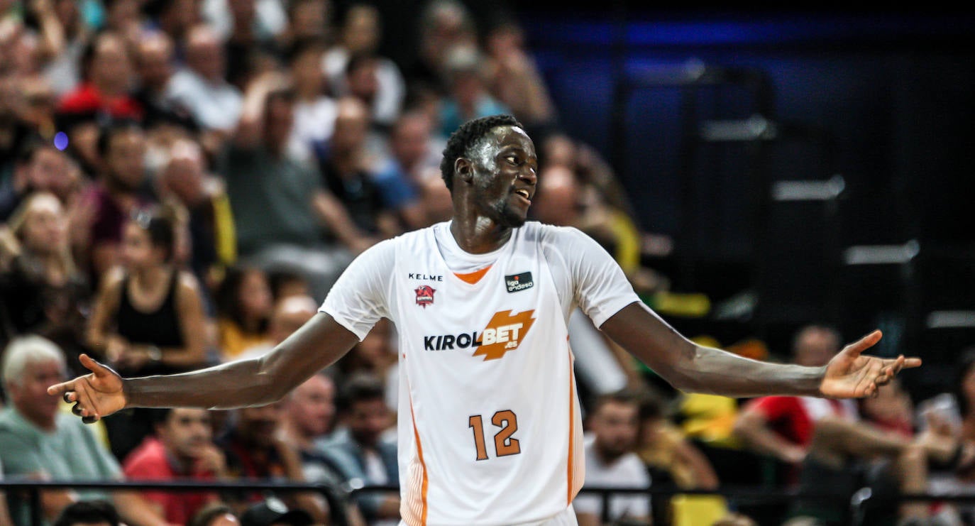 Las fotografías dle partido correspondiente a la cuarta jornada de la Liga Endesa ACB entre los vizcaínos y alaveses