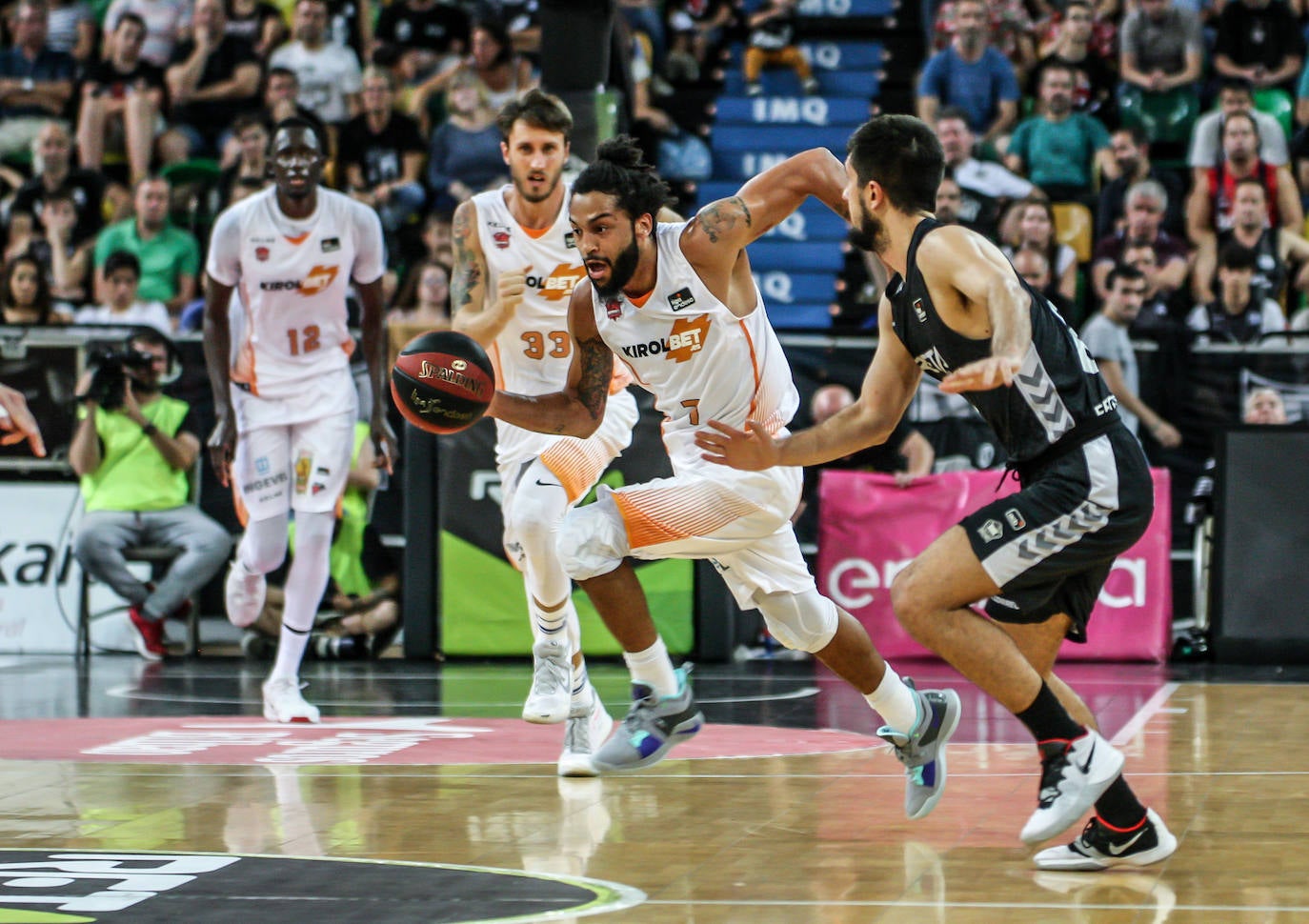 Las fotografías dle partido correspondiente a la cuarta jornada de la Liga Endesa ACB entre los vizcaínos y alaveses