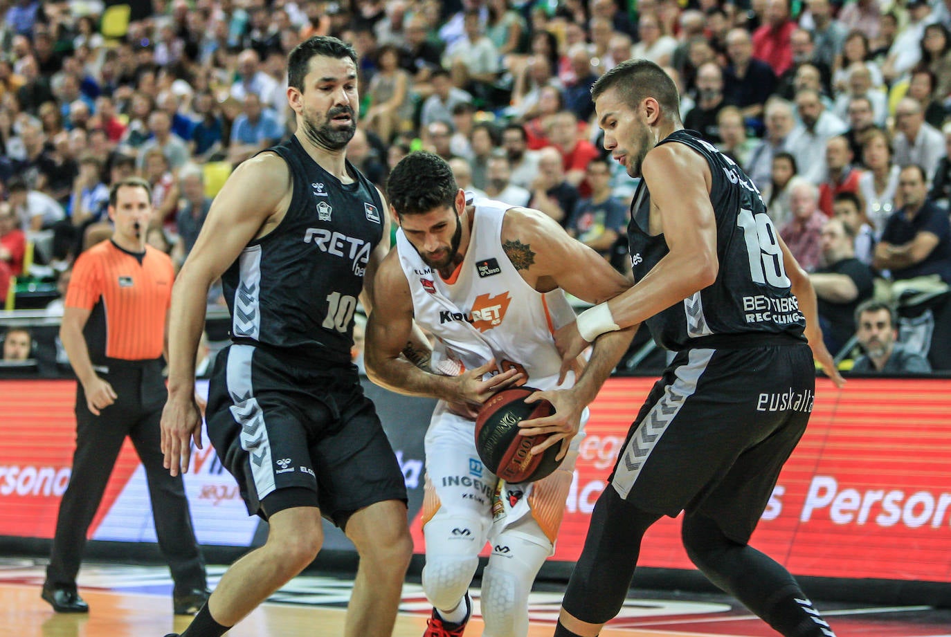 Las fotografías dle partido correspondiente a la cuarta jornada de la Liga Endesa ACB entre los vizcaínos y alaveses