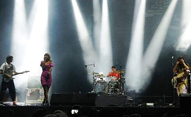 Josu (guitarra), Cris (voz), Lander (batería) y Lore (bajo).