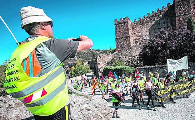 Entrada de la expedición al casco urbano de Buitrago de Lozoya.
