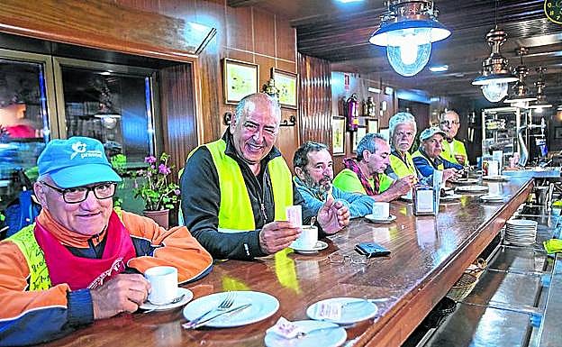 Desayuno en Somosierra antes de empezar la marcha.