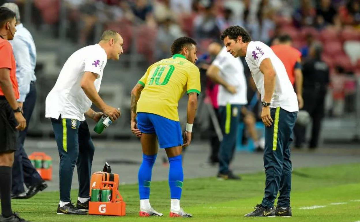 Neymar en la banda tras su lesión en el muslo izquierdo 