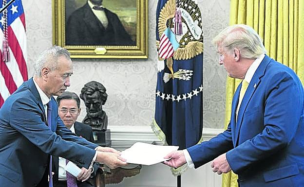 El jefe de los negociadores chinos, Liu He, entrega a Trump una carta del presidente, Xi Jinping.