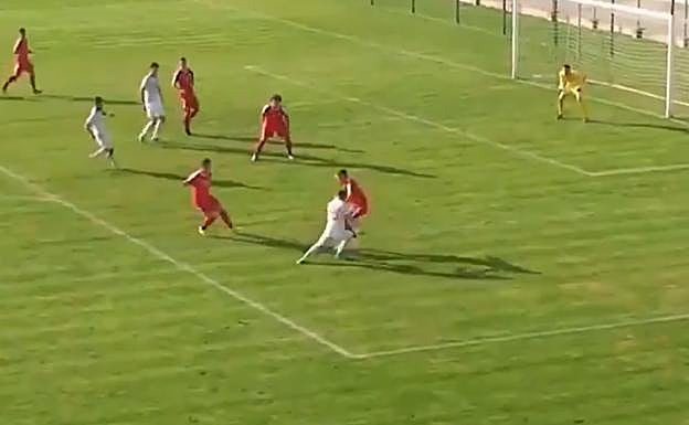 Borja Sainz, con el balón ante la defensa serbia. 