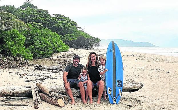 Cristina acompañada de su esposo Sergio y sus dos hijos, Mateo e Itziar.