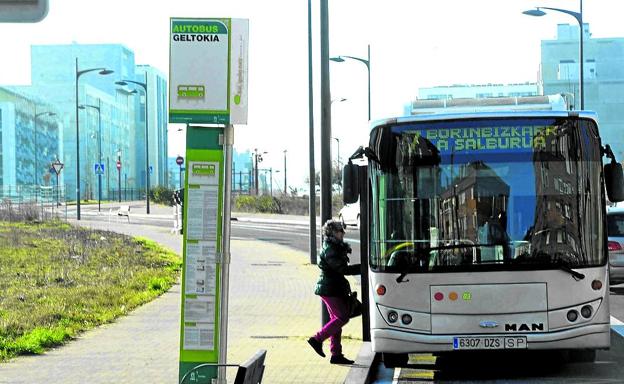 Un autobús de la línea 7 recoge a una usuaria.