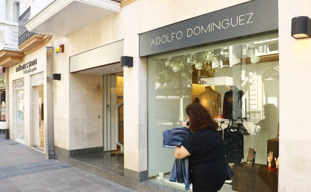 Adolfo Domínguez, en Dato, se ha sumado al goteo de cierres en el centro. 