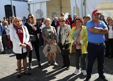 Imagen secundaria 1 - El 15 de octubre es un día sagrado para los galipos, que no han querido perderse los actos de celebración, entre ellos la izada de la bandera y una comida popular.