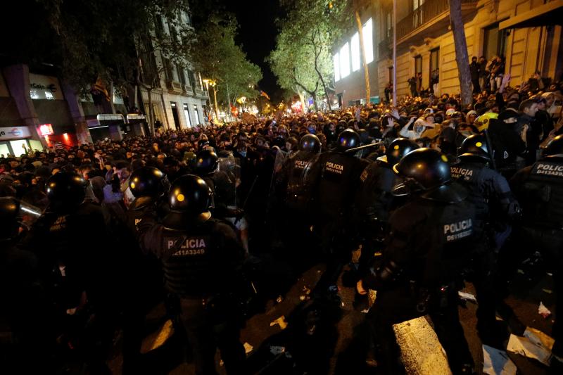 Barricadas de fuego, gritos en favor de la independencia y múltiples objetos en las calles de Barcelona