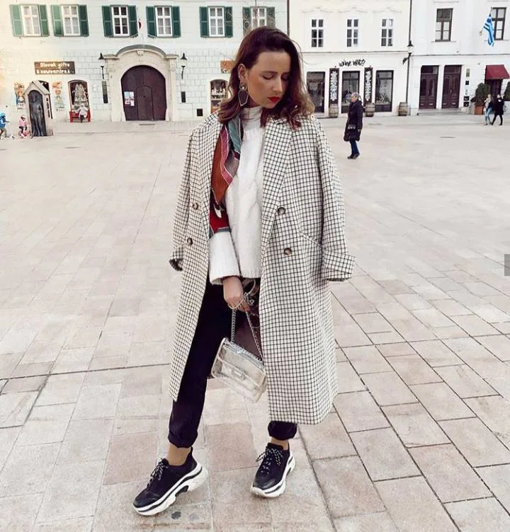 La influencer asturiana Cristina Miranda prefiere decantarse por los abrigos XXL combinados con un look básico. En este caso también ha preferido incluir uno de los estampados de moda (el estampado de cuadros).