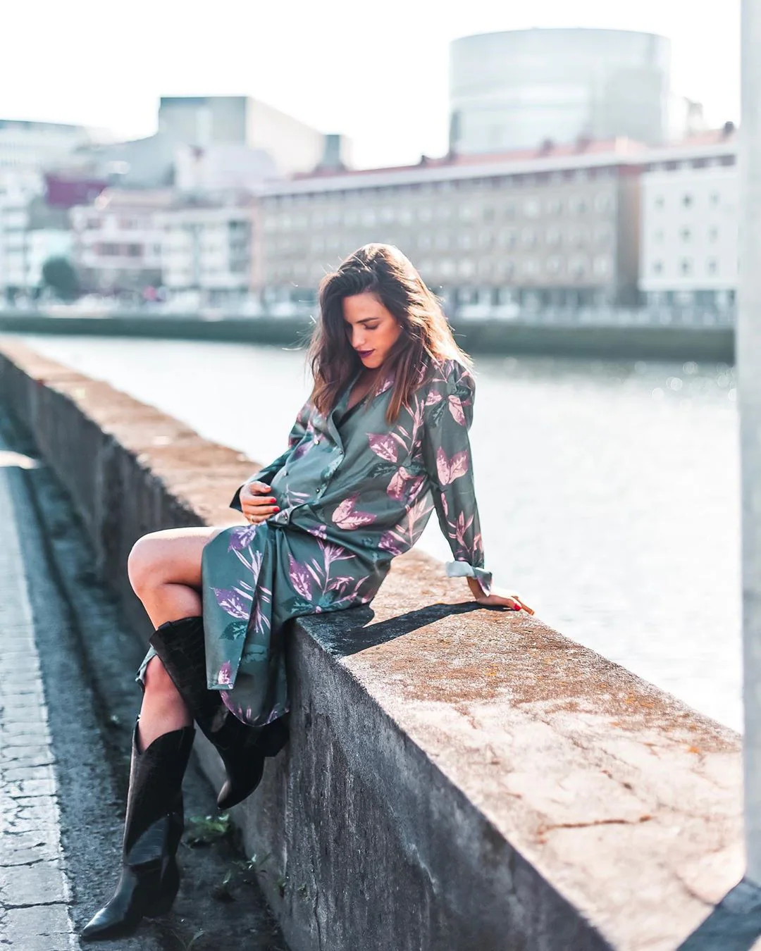 La periodista e 'influencer' canaria Ingrid Betancor posa en la Ribera de Deusto con un vestido camisero de flores de la firma bilbaína Triana by C (139 euros). Las botas camperas son de la marca de calzado MAS34.