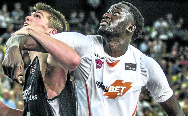 Ilimane Diop pelea por un rebote con Ben Lammers, el pasado domingo, en Miribilla. 