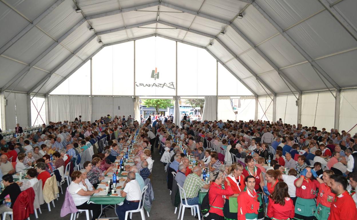 La comida de aitites y amamas llenó la carpa de Solobarria un año más . 