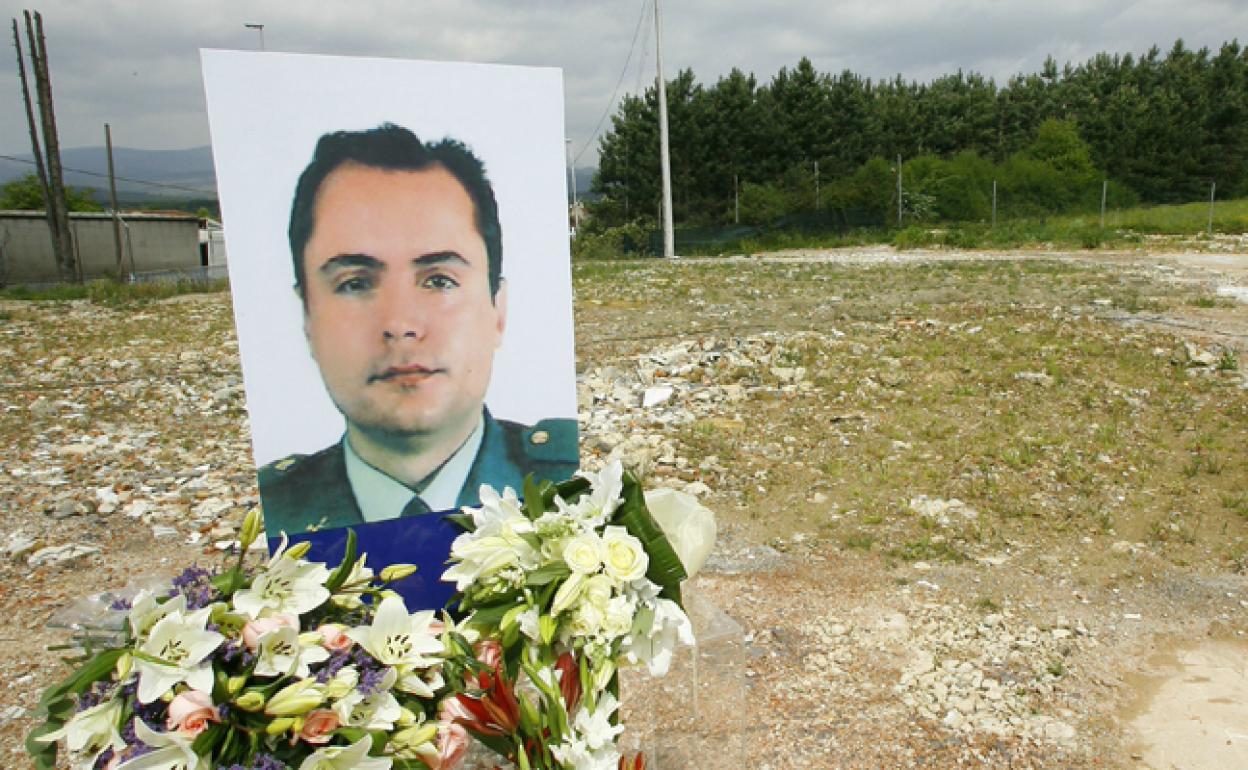 En los últimos años, amigos y familiares del agente asesinado han dejado fotos, flores y mensajes en su memoria.