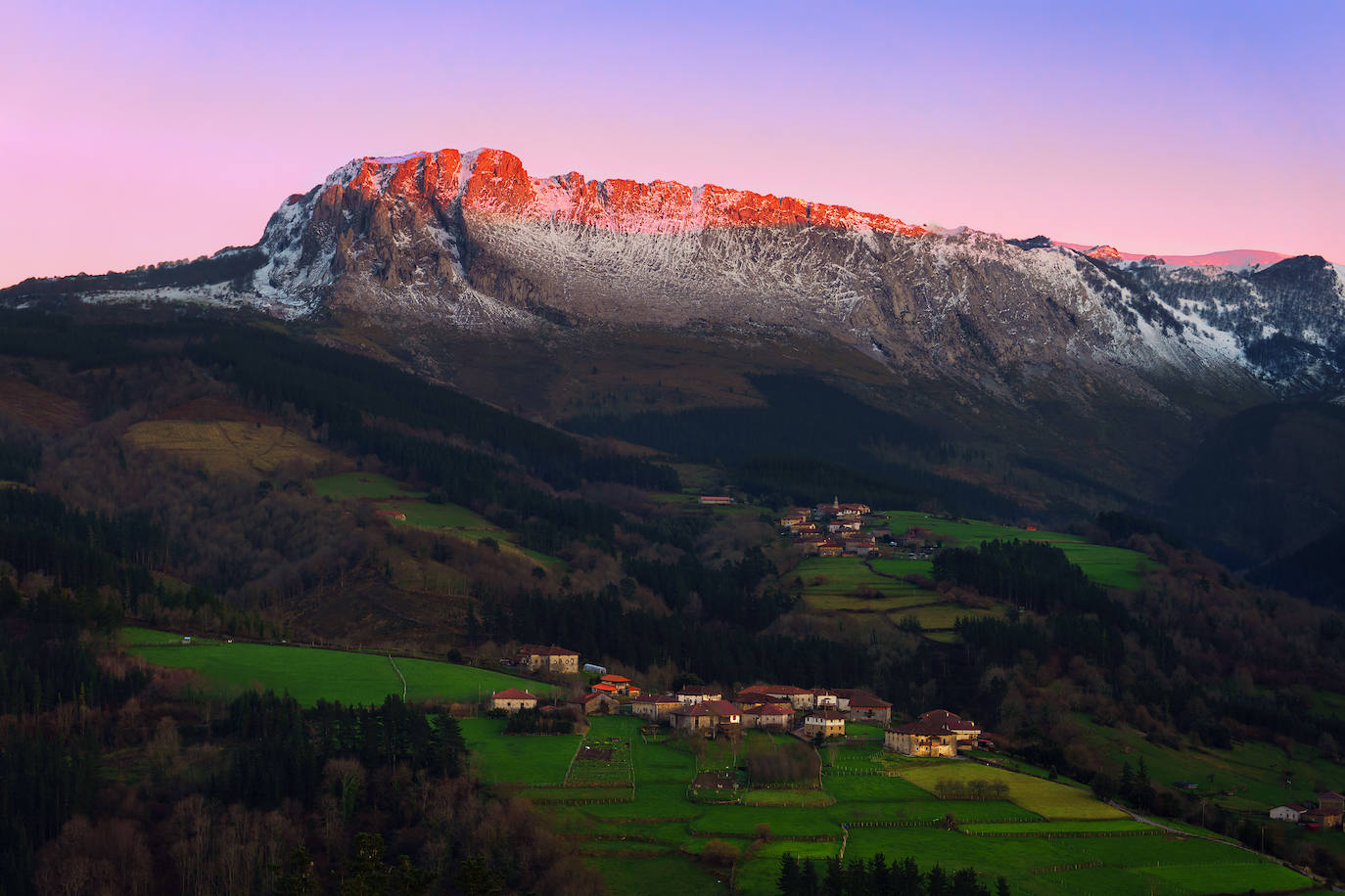 La mole rocosa de Itxina cierra por el sur los valles de Orozko y oculta la vista del Gorbea.