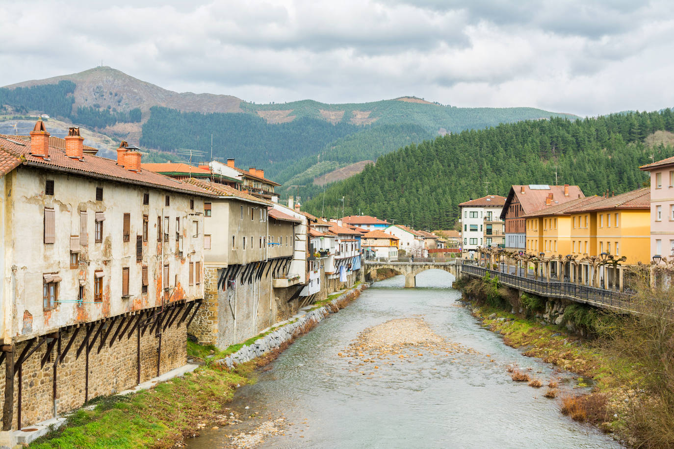 La mole rocosa de Itxina cierra por el sur los valles de Orozko y oculta la vista del Gorbea.