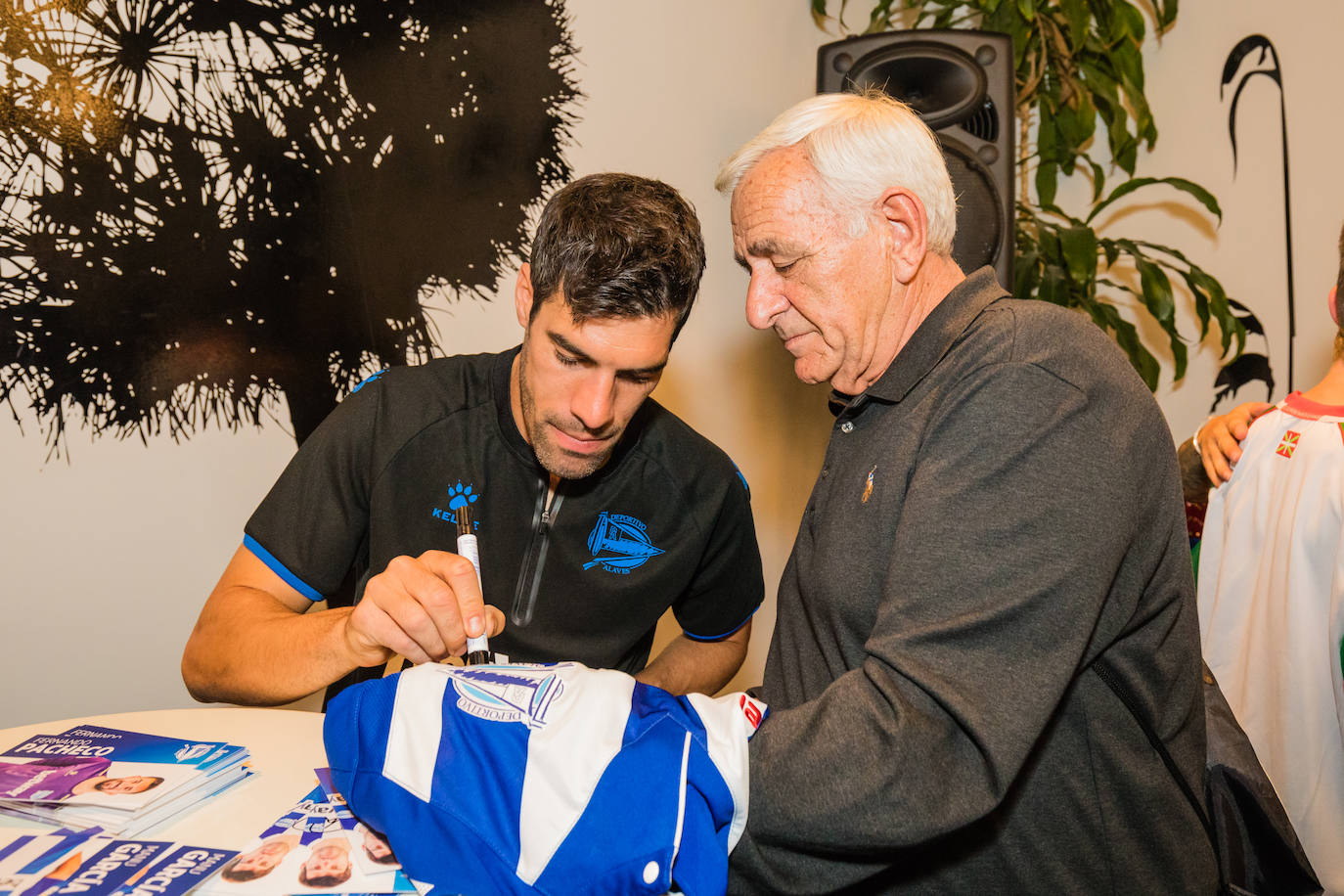 Laguardia, con un aficionado albiazul. 