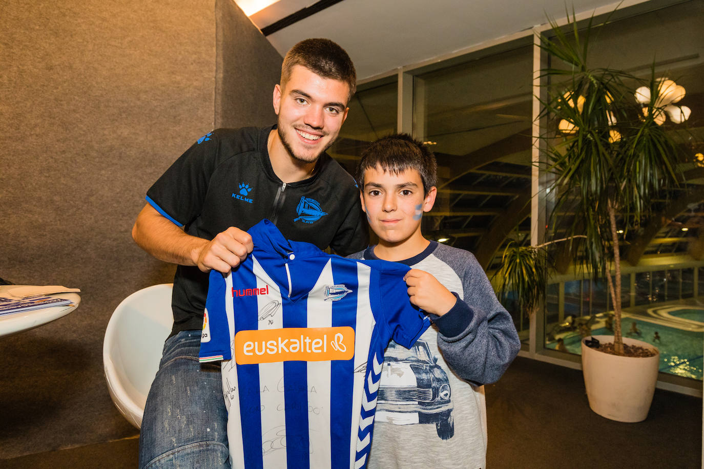 Laguardia, con un aficionado albiazul. 