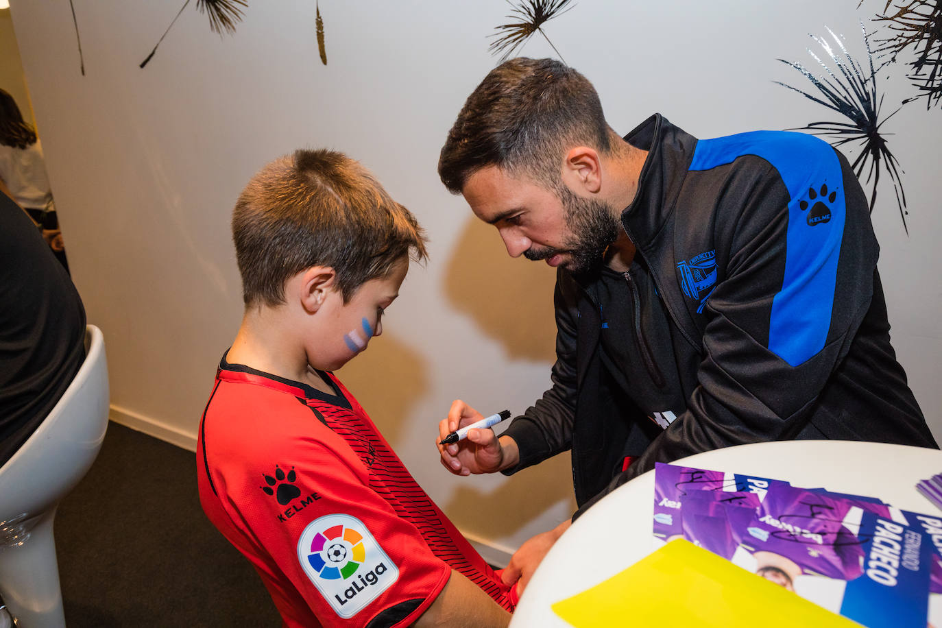 Laguardia, con un aficionado albiazul. 