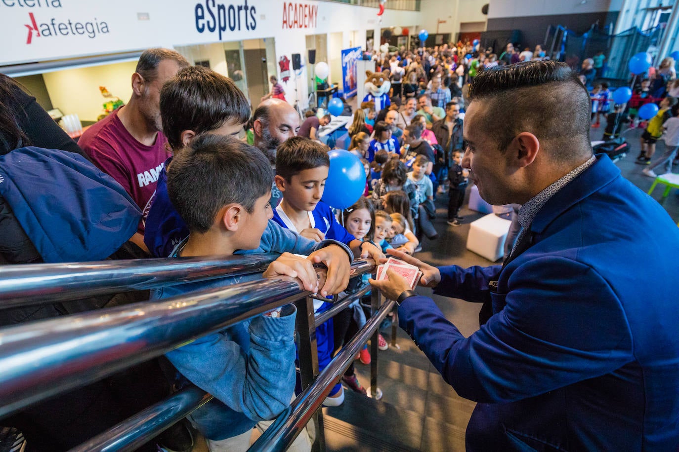 Laguardia, con un aficionado albiazul. 