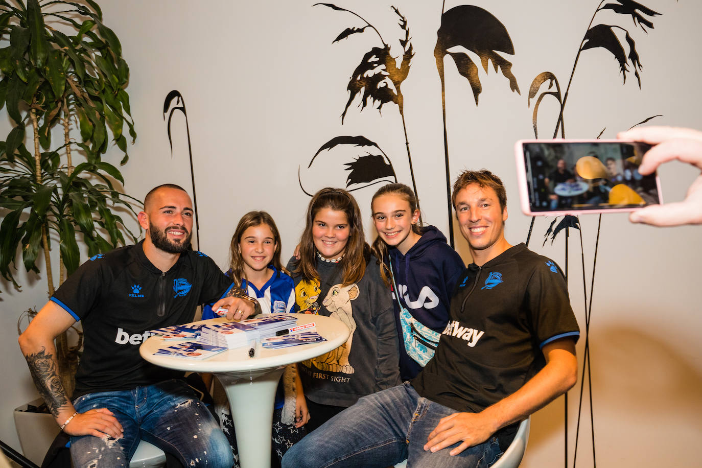 Laguardia, con un aficionado albiazul. 