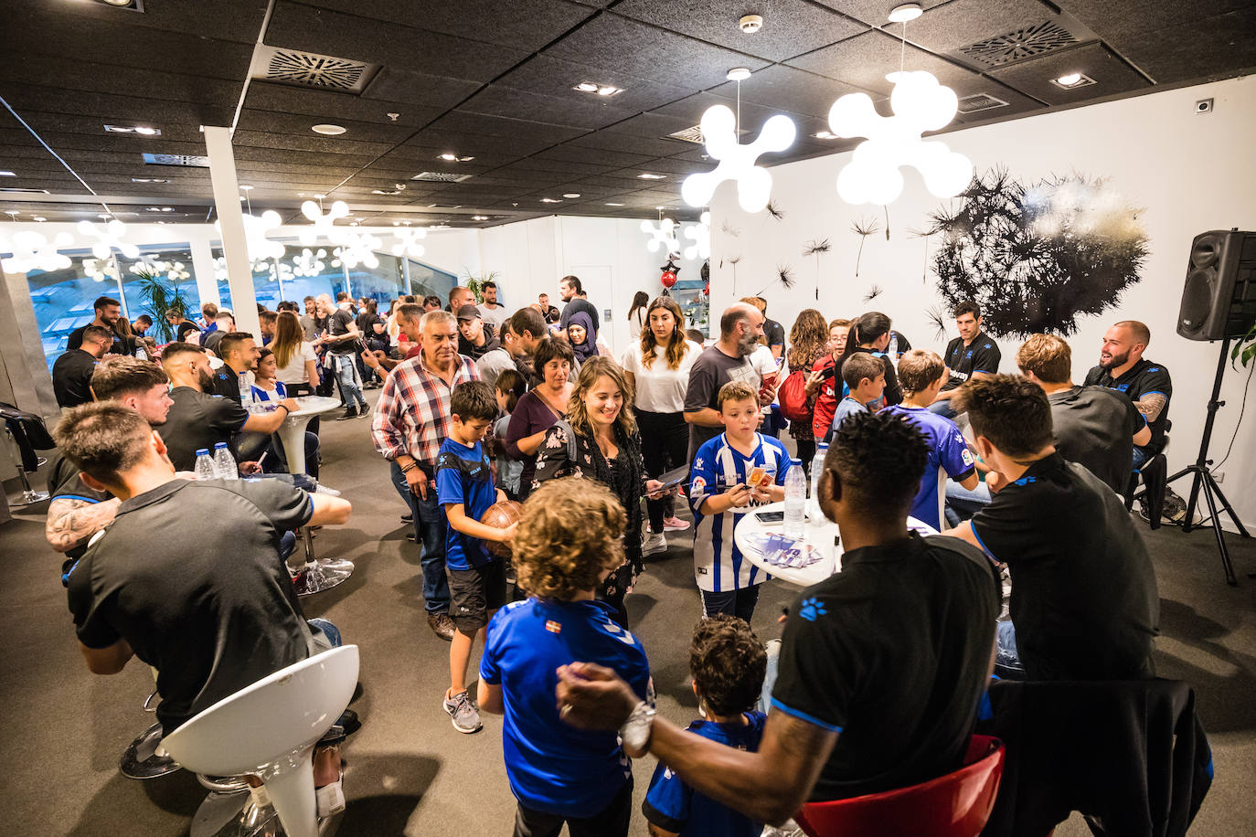 Laguardia, con un aficionado albiazul. 