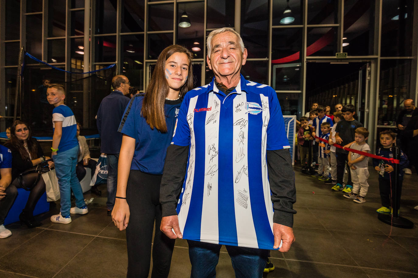 Laguardia, con un aficionado albiazul. 