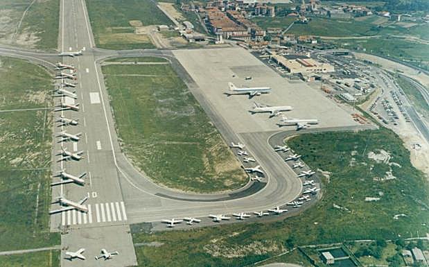 Decenas de aviones aparcados en las pistas de la antigua Sondika en el Mundial de 1982, una escena que no se repetirá por seguridad. :
