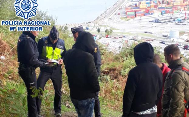 Agentes identifican a las personas del campamento.