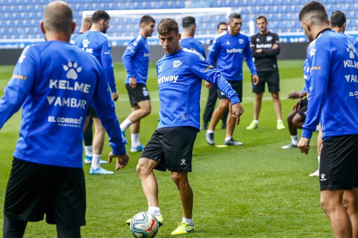 Fotos: El Alavés entrena en Mendizorroza