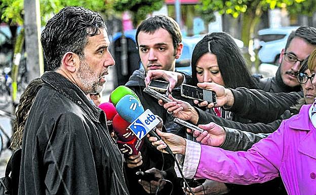 Josu Izaguirre, fiscal jefe de Álava, atiende a los medios a la puerta del Palacio de Justicia. 
