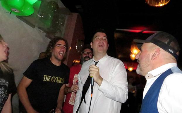 Sugar, Raúl El Guapo, Ricky, el cantante Ron y Andrés Partal coreando 'A cagar a tu bar'. 